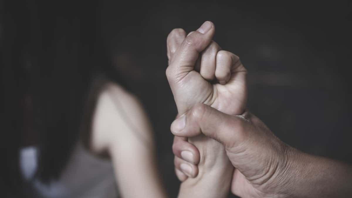 Ξυλοκόπησε μέχρι λιποθυμίας τη σύζυγό του επειδή έλαβε δώρο από πρόσωπο που δεν συμπαθεί – Την άφησε αβοήθητη στη μέση του δρόμου