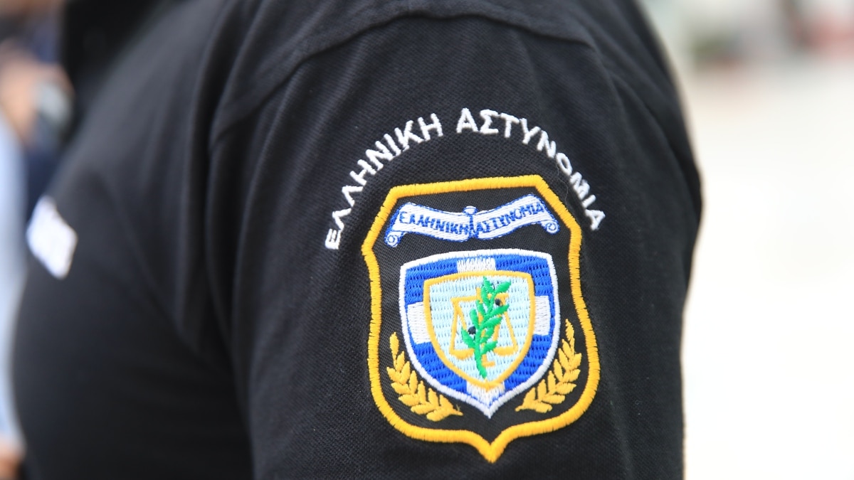 Κακός χαμός στον Βόλο: Οδηγός έφτυσε και χτύπησε αστυνομικό κατά τη διάρκεια ελέγχου