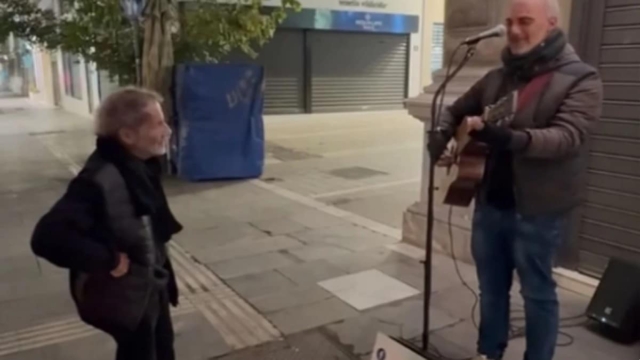 Πόσο συγκινητικό! Ο Σταύρος Ξαρχάκος συνάντησε πλανόδιο μουσικό που έπαιζε τραγούδι του (Βίντεο)