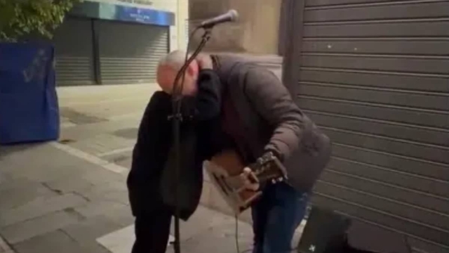 «Νιώθω σαν να το έχει ζήσει κάποιος άλλος»: Συγκινεί ο μουσικός του δρόμου που αγκάλιασε ο Σταύρος Ξαρχάκος