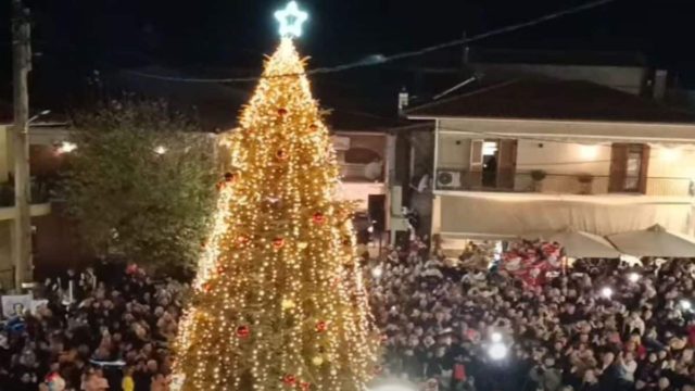 20.000 λαμπάκια, 13 μέτρα ύψος: Άναψε το πρώτο Χριστουγεννιάτικο δέντρο στην Ελλάδα! (video)