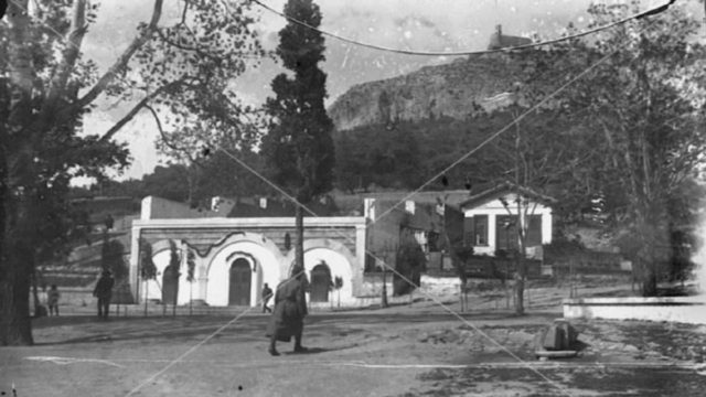 Κουίζ για παλιά Αθήνα: Μπορείς να αναγνωρίσεις την πλατεία στη φωτογραφία;