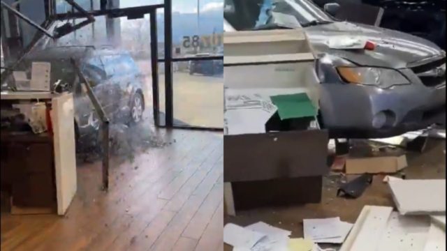 Πρωτοφανές σκηνικό στις ΗΠΑ: Πελάτης αγοράζει αυτοκίνητο και το «ρίχνει» έξαλλος στη βιτρίνα της αντιπροσωπείας (Video)