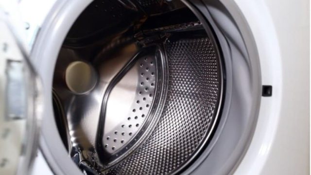 Απολύμανση πλυντηρίου: Το σπιτικό μείγμα με ξύδι και άλλα 3 υλικά για δραστικό καθάρισμα στο λεπτό