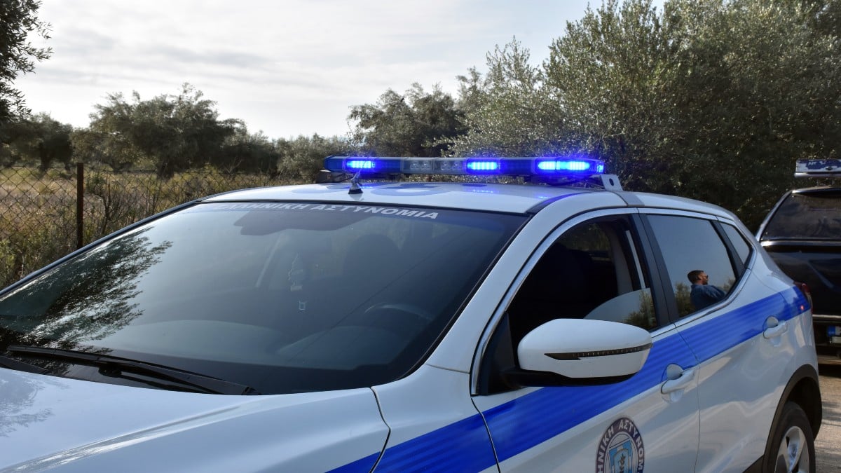 Νέο Ηράκλειο: Στο φως της δημοσιότητας βίντεο από τη δράση του ληστή με την μάσκα και το μαχαίρι