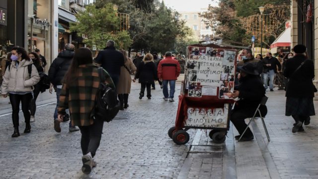 Σε ισχύ το εορταστικό ωράριο από αύριο (12/12): Πώς θα λειτουργήσουν τα καταστήματα – Ποιες Κυριακές θα είναι ανοιχτά