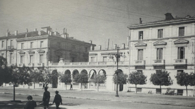 Πανεύκολο κουίζ για την παλιά Αθήνα: Μπορείς να αναγνωρίσεις που βρίσκεται αυτό το κτήριο;