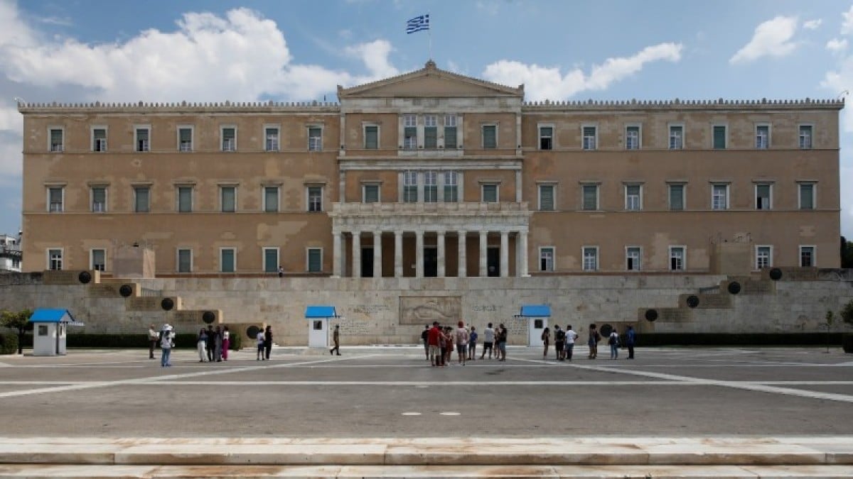 Απομακρύνθηκε από την Βουλή ο αστυνομικός που τον κατήγγειλε η πρώην σύζυγός του για ενδοοικογενειακή βία – «Καθαρός» ο φάκελός του