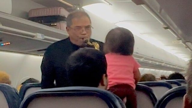 Καθυστέρησε η πτήση σου; Το σαξόφωνο είναι μία λύση…(video)