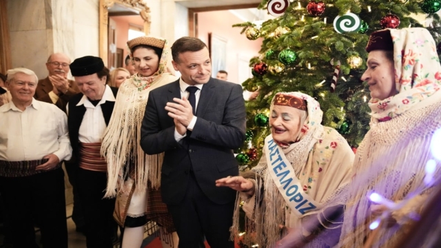 Χάρης Δούκας: Τα πρωτοχρονιάτικα κάλαντα στο δημαρχείο και το μήνυμα ελπίδας – «Το 2025 να μας φέρει πιο κοντά στα όνειρά μας»