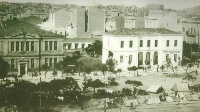 Κουίζ για παλιά Αθήνα: Είναι πανεύκολο να αναγνωρίσεις την πλατεία της φωτογραφίας! Μπορείς; 