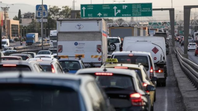 Ουρές χιλιομέτρων στους δρόμους: Πρόβλημα με λάδια στον Κηφισό – Μεγάλες καθυστερήσεις