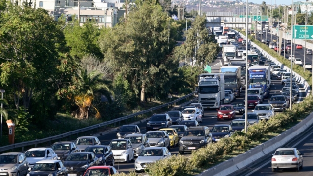 Live κίνηση 20/12: Μπλοκαρισμένοι οι κεντρικοί άξονες – 30λεπτες καθυστερήσεις σε Αττική Οδό