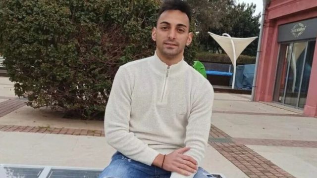 «Ραγίζουν» καρδιές οι γονείς του 29χρονου αστυνομικού που σκοτώθηκε σε καταδίωξη στον Ασπρόπυργο – «Το παιδί μου δεν έρχεται πίσω»
