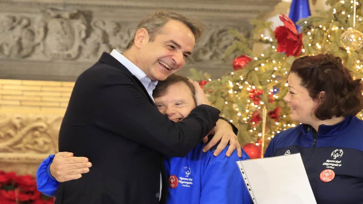 Τα πρωτοχρονιάτικα κάλαντα στον Κυριάκο Μητσοτάκη: Αθλητές των Special Olympics Hellas και μέλη της Πανθρακικής Ομοσπονδίας Νότιας Ελλάδας έψαλαν στον Πρωθυπουργό