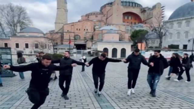 Περήφανοι Κρητικοί χορεύουν συρτό έξω από την Αγιά Σοφιά και γίνονται viral (Video)