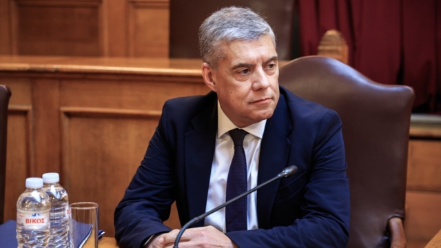 Στο νοσοκομείο ο Κώστας Αγοραστός –  Δέχτηκε επίθεση από συγγενείς θυμάτων των Τεμπών