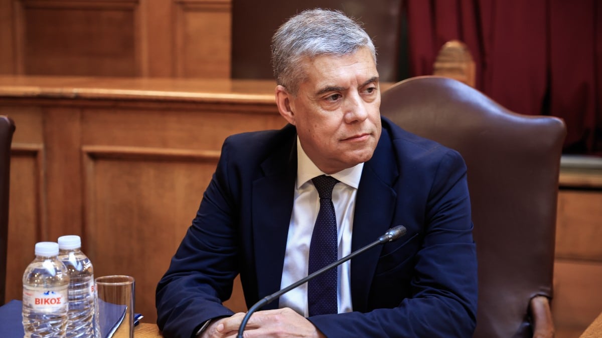 Στο νοσοκομείο ο Κώστας Αγοραστός – Δέχτηκε επίθεση από συγγενείς θυμάτων των Τεμπών