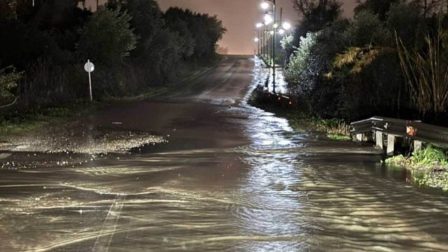 Άνοιξαν οι ουρανοί στη Δυτική Ελλάδα: Ήχησε το 112 στο Αγρίνιο, ποτάμια οι δρόμοι σε Πρέβεζα και Κέρκυρα