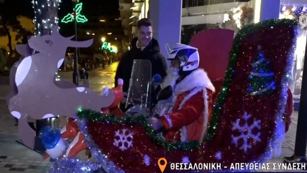 Ωραίος τύπος: Ντελιβεράς Άη Βασίλης στην Θεσσαλονίκη έκανε το μηχανάκι του… έλκηθρο και μοιράζει… «δώρα»! (video)