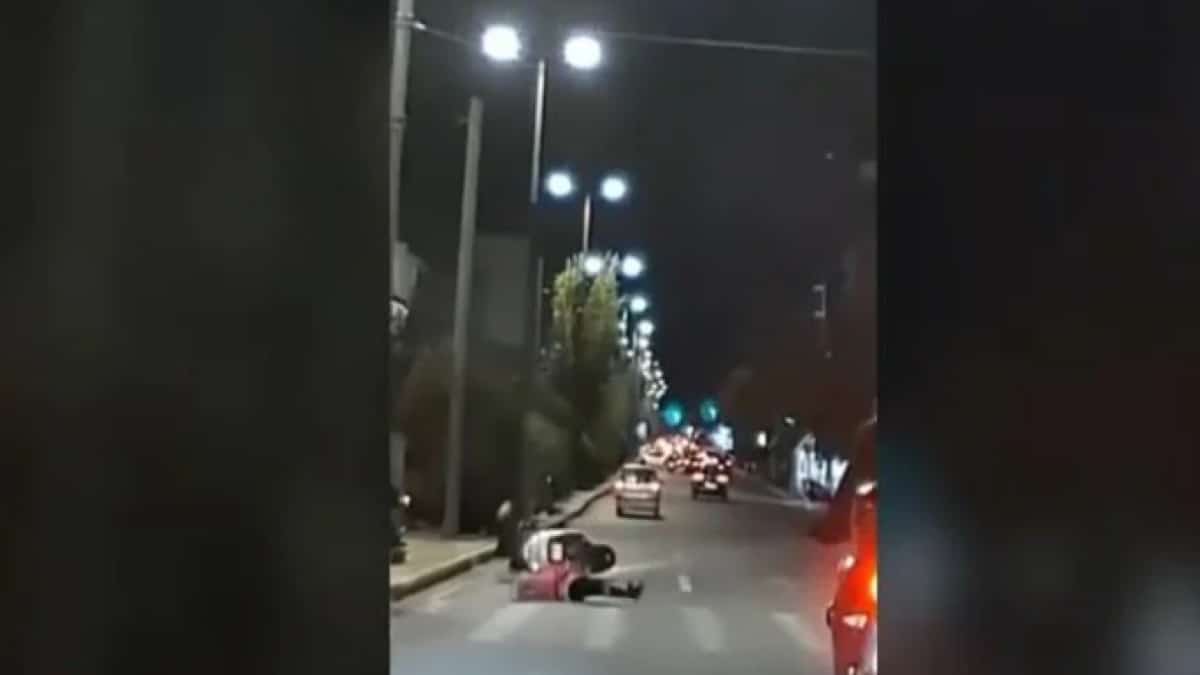 Λεωφόρος Αλεξάνδρας: Σοκαριστικό βίντεο δείχνει μηχανάκι να παρασέρνει πεζή