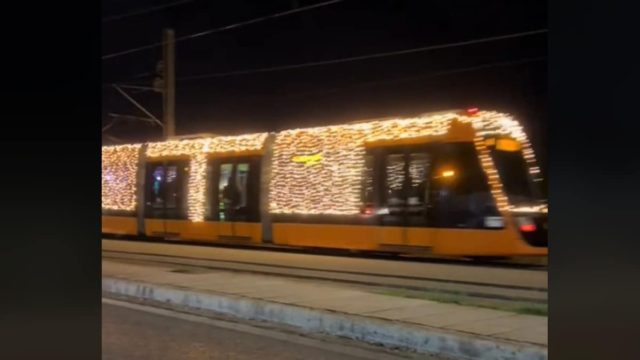 Το τραμ των Χριστουγέννων βρίσκεται στην Αθήνα: Γεμάτο λαμπιόνια και οδηγό τον Άγιο Βασίλη! (video)