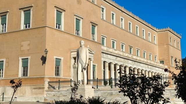 Ποινική δίωξη στον δεύτερο αστυνομικό της Βουλής που κατηγορείται για ενδοοικογενειακή βία