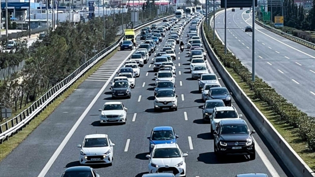Live κίνηση 24/12: Κυκλοφοριακό κομφούζιο λόγω τροχαίου στην Αττική Οδό – Κλειστές οι αριστερές λωρίδες