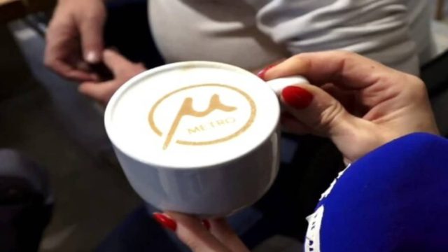 Συνεχίζεται η «τρέλα» με το μετρό Θεσσαλονίκης: Καφετέρια σερβίρει καφέ με το λογότυπο του μετρό