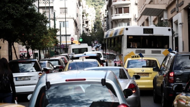 Κίνηση για γερά νεύρα: Τεράστιο μποτιλιάρισμα σε Κηφισίας και Κηφισό – «Φίσκα» Σταδίου και Βασιλίσσης Σοφίας