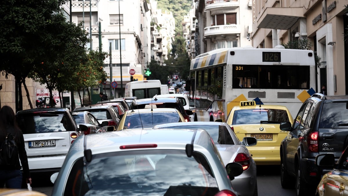 Κίνηση για γερά νεύρα: Τεράστιο μποτιλιάρισμα σε Κηφισίας και Κηφισό – «Φίσκα» Σταδίου και Βασιλίσσης Σοφίας