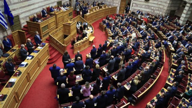 Εγκρίθηκε με 159 «ναι» ο κρατικός προϋπολογισμός – Απών ο Σαμαράς από την ψηφοφορία