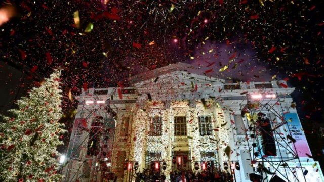 Η φωτογραφία της ημέρας: Φωταγώγηση Χριστουγεννιάτικου δέντρου στον Πειραιά