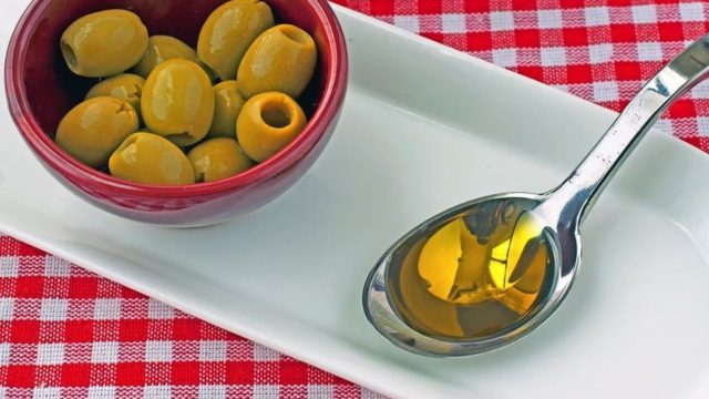 Προσοχή: Τι θα συμβεί αν πιούμε ελαιόλαδο με άδειο στομάχι το πρωί;