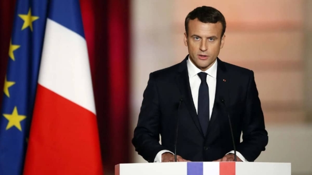 Νέες «φουρτούνες» για τον Μακρόν: Η Le Monde τον κατηγορεί για ρατσισμό και ομοφοβία – «Cocottes», «λέσχη αγοριών»