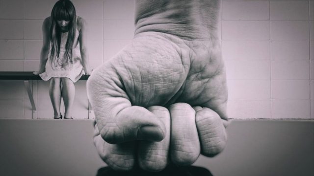 Παγκράτι: Σοκάρει έγκυος μητέρα δύο παιδιών για το σύντροφό της – «Με κρέμασε από το μυαλό»