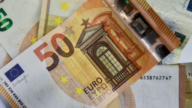 Αυξάνονται οι συντάξεις, δρομολογούνται τα αναδρομικά: Τι ισχύει με επιδόματα και επιταγές ακρίβειας