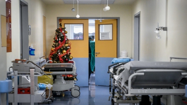 Η ταλαιπωρία στα Επείγοντα… καλά κρατεί: Η αναμονή άνω των 8 ωρών και το «ηλεκτρονικό βραχιολάκι» του Άδωνη