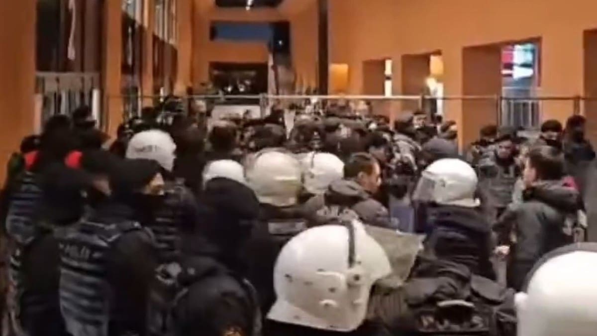 Κωνσταντινούπολη: Επεισόδια έξω από το κλειστό της Εφές μετά τον αποκλεισμό των 150 οπαδών του Παναθηναϊκού – Φίλαθλος διακομίστηκε σε νοσοκομείο