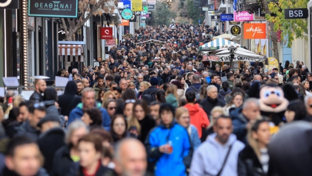 Η φωτογραφία της Ημέρας: Πατείς με πατώ σε στην Ερμού για τις χριστουγεννιάτικες αγορές