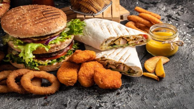 Τρως συνέχεια fast food; Είναι πιο επικίνδυνα και από το κάπνισμα, μπορεί να προκαλέσουν πάνω από 30 ασθένειες
