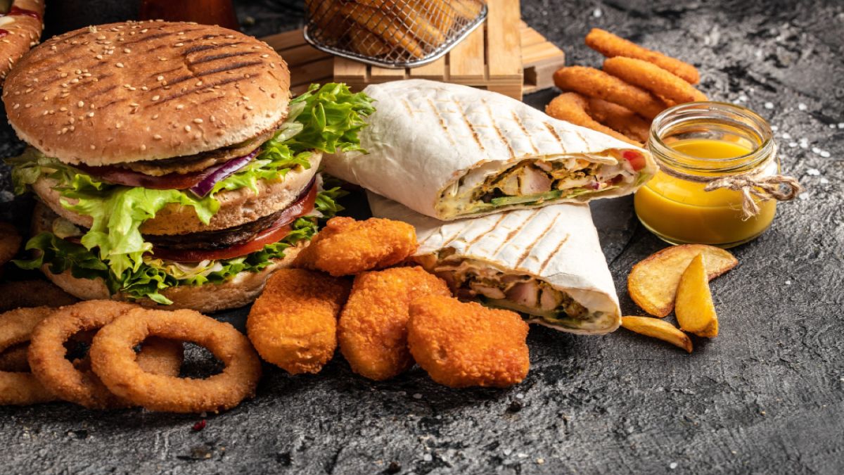 Τρως συνέχεια fast food; Είναι πιο επικίνδυνα και από το κάπνισμα, μπορεί να προκαλέσουν πάνω από 30 ασθένειες