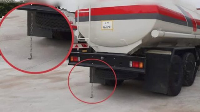 Έχετε παρατήσει ότι στο πίσω από των βιοτιοφόρων κρέμονται αλυσίδες; Ιδού ο λόγος