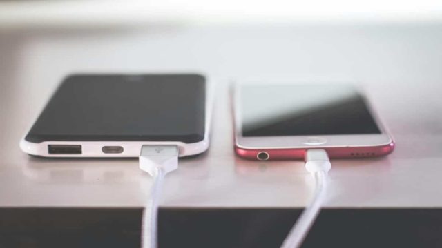 Αφήνετε τον φορτιστή στη πρίζα χωρίς το τηλέφωνό σας; Δείτε τους σοβαρούς κινδύνους