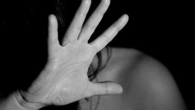 Σοκ στην Αθήνα: 34χρονη καταγγέλλει ότι ντελιβεράς της επιτέθηκε και τη βίασε ενώ κοιμόταν μέσα στο AirBnb
