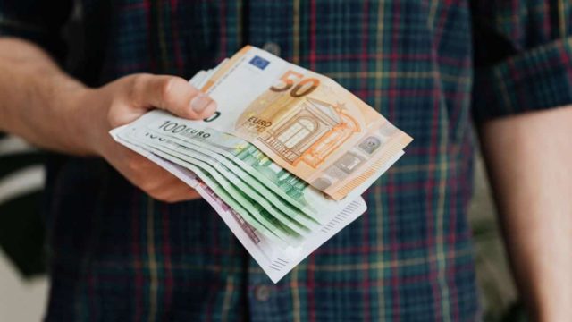 Έκτακτο επίδομα Χριστουγέννων: Πόσα χρήματα θα πάρετε; Πότε θα μπουν στους λογαριασμούς σας