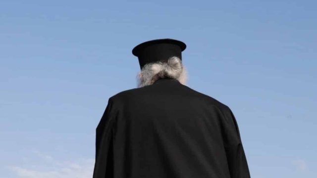 Αγρίνιο: Ιερέας έσωσε ηλικιωμένη λίγο πριν πέσει θύμα απάτης – Συνελήφθη η 20χρονη δράστης