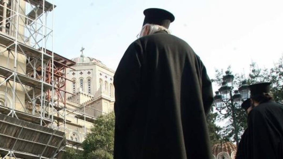 Σάλος στην Νίκαια: Παπάς μέθυσε και τα έκανε… λαμπόγυαλο σε μπαρ!