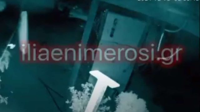Ηλεία: Σοκαριστικό βίντεο από τη στιγμή που ανεμοστρόβιλος σηκώνει στον αέρα τσουλήθρα παιδικής χαράς