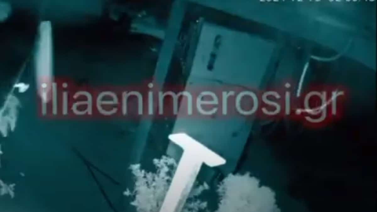 Ηλεία: Σοκαριστικό βίντεο από τη στιγμή που ανεμοστρόβιλος σηκώνει στον αέρα τσουλήθρα παιδικής χαράς